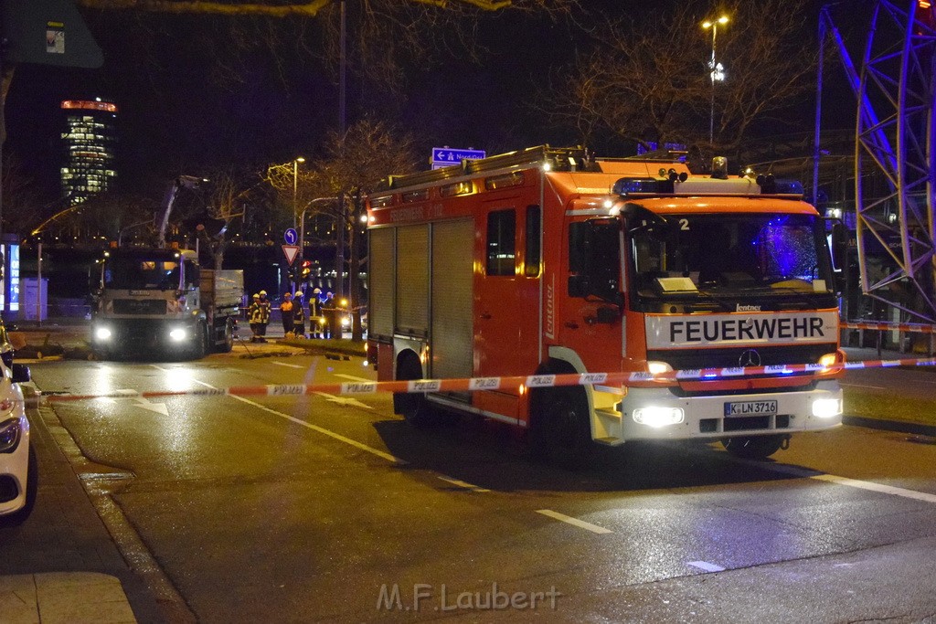 Baum auf PKWs Koeln Mitte Rheinuferstr Goldgasse P053.JPG - Miklos Laubert